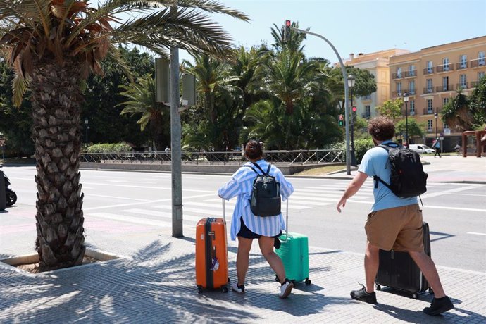 Archivo - Turistas con maletas en la ciudad de Cádiz.