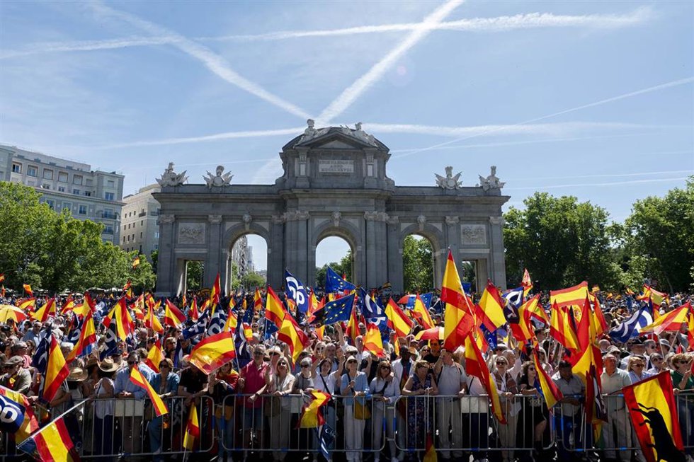 Decenas de personas durante una manifestación del PP, en la Puerta de Alcalá, a 26 de mayo de 2024, en Madrid (España). 