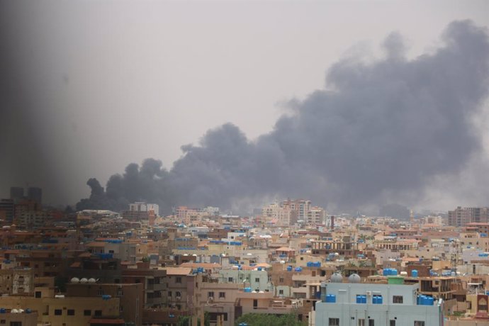 Archivo - KHARTOUM, Aug. 27, 2023  -- This photo taken on Aug. 26, 2023 shows clouds of smoke rising from a post belonging to the paramilitary Rapid Support Forces (RSF) after a drone attack launched by the Sudanese Armed Forces (SAF), in Khartoum, Sudan.
