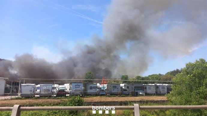 Incendi en una nau industrial d'autocaravanes a Montcada i Reixac (Barcelona)