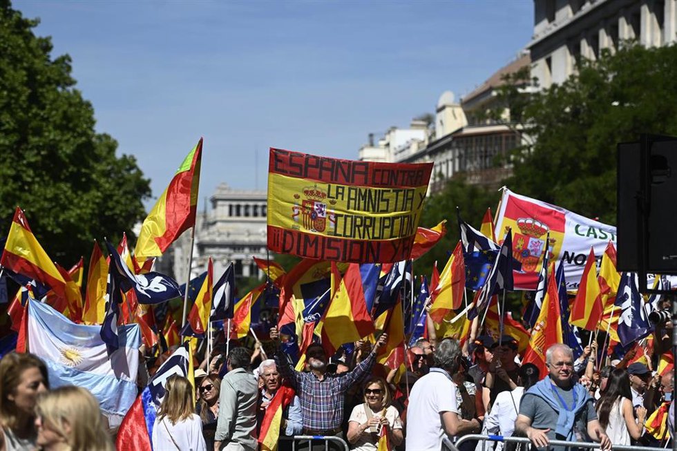 Decenas de personas durante una manifestación del PP, en la Puerta de Alcalá, a 26 de mayo de 2024, en Madrid (España). 