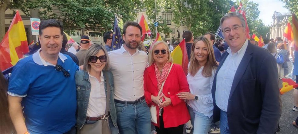 El presidente del PP de Asturias, Álvaro Queipo, con representantes asturianos del PP en la concentración celebrada en Madrid bajo el lema 'España responde'