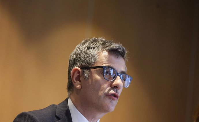 El ministro de la Presidencia, Justicia y Relaciones con las Cortes, Félix Bolaños, interviene durante una reunión con la delegada del Gobierno, en la Delegación del Gobierno, a 24 de mayo de 2024, en Valncia, Comunidad Valenciana (España).