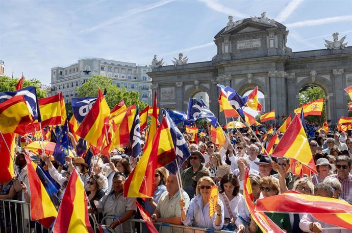 Decenas de personas durante una manifestación del PP, en la Puerta de Alcalá, a 26 de mayo de 2024, en Madrid. El Partido Popular ha elegido la Puerta de Alcalá para la manifestación de hoy contra la ley de amnistía y contra el Ejecutivo de Pedro Sánchez.