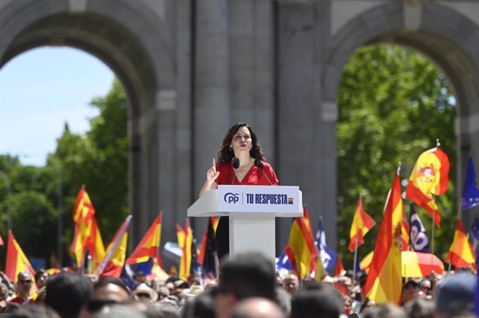 La presidenta de la Comunidad de Madrid, Isabel Díaz Ayuso, interviene durante una manifestación del PP, en la Puerta de Alcalá, a 26 de mayo de 2024, en Madrid (España). El Partido Popular ha elegido la Puerta de Alcalá para la manifestación de hoy contr
