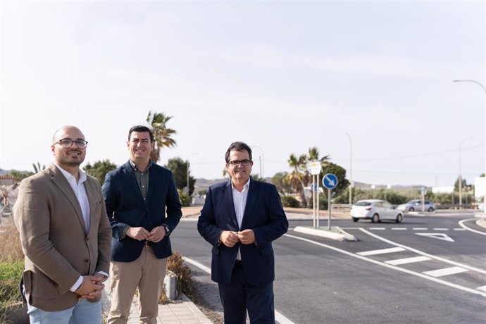 Visita a las obras de la carretera que une la A-7 con San José en Níjar (Almería).