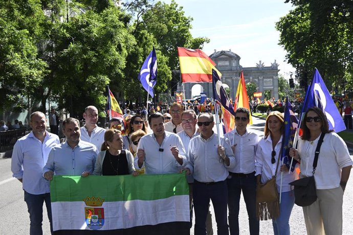 Miembros del PP de Extremadura se suman a la quinta movilización del PP de Alberto Núñez Feijóo contra el Gobierno de Pedro Sánchez