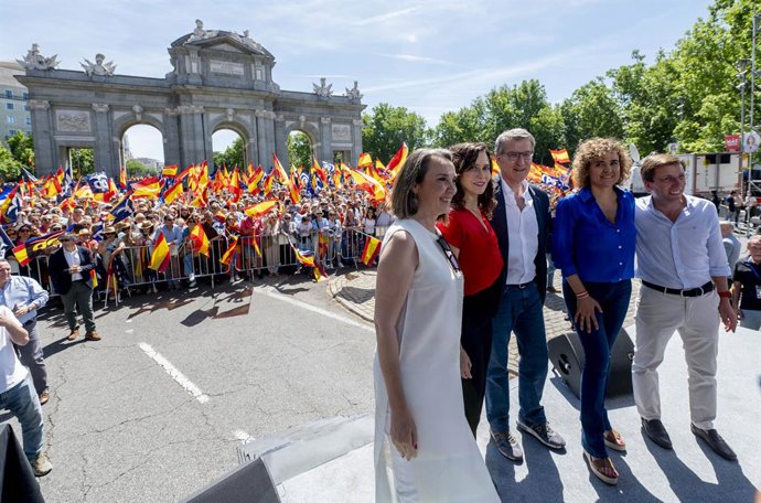 (I-D) La secretaria general del PP, Cuca Gamarra, la presidenta de la Comunidad de Madrid, Isabel Díaz Ayuso, el presidente del Partido Popular, Alberto Núñez Feijóo, la candidata del PP para las elecciones europeas, Dolors Montserrat, y el alcalde de M