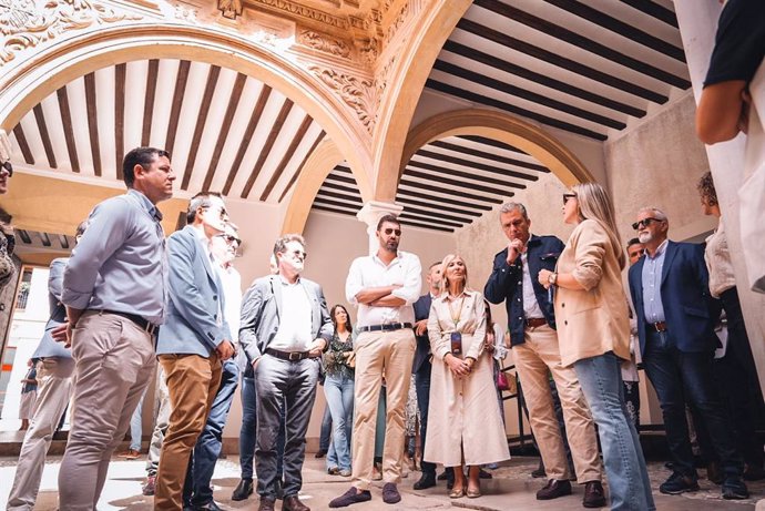 Antelo, acompañado por el portavoz del Grupo Municipal VOX en el Ayuntamiento de Madrid, Javier Ortega Smith, y demás miembros del partido en Lorca