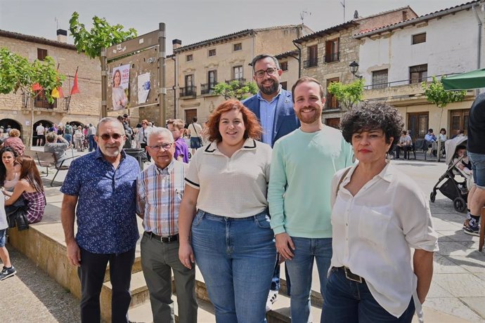 La candidata navarra del PSOE a las elecciones europeas, Elena Sancho (centro), en el Día del Agua en Pitillas.