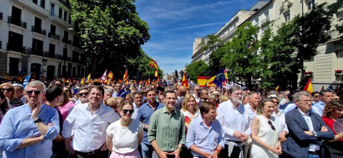 El presidente del PP-A y de la Junta, Juanma Moreno, este domingo en Madrid en acto de protesta del PP.