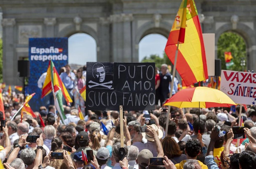 Decenas de personas durante una manifestación del PP, en la Puerta de Alcalá, a 26 de mayo de 2024, en Madrid (España). El Partido Popular ha elegido la Puerta de Alcalá para la manifestación de hoy contra la ley de amnistía y contra el Ejecutivo de Ped
