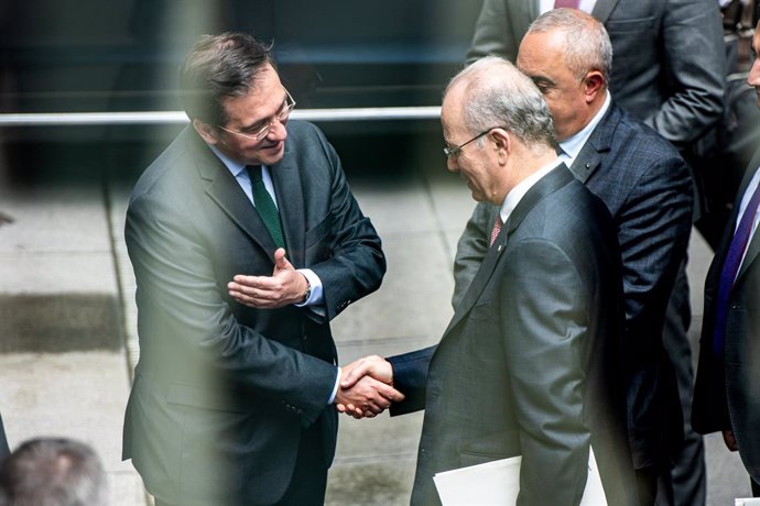 El ministro de Asuntos Exteriores, Unión Europea y Cooperación, José Manuel Albares (i), se reúne con el primer ministro palestino y responsable de Exteriores, Mohamed Mustafa (d), en la sede de la Representación Permanente de España ante la UE, a 26 de m