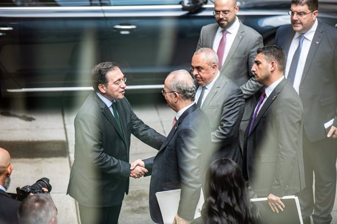 El ministro de Asuntos Exteriores, Unión Europea y Cooperación, José Manuel Albares (i), se reúne con el primer ministro palestino y responsable de Exteriores, Mohamed Mustafa (c), en la sede de la Representación Permanente de España ante la UE, a 26 de m
