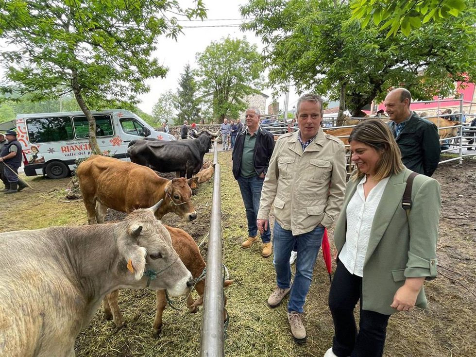 El consejero Marcelino Marcos Líndez y la vicepresidenta, Gimena Llamedo, durante su visita a la feria ganadera de Corao