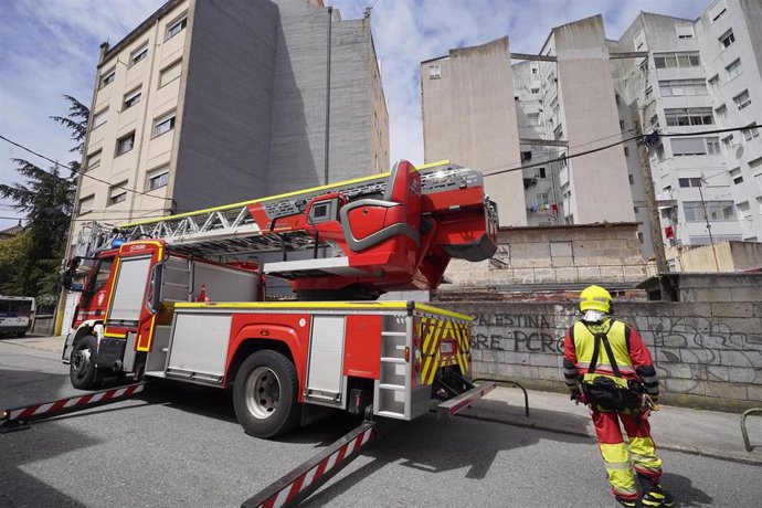 Un camión de bomberos en las inmediaciones donde se ha derrumbado la pared de un edificio y ha muerto un bombero, a 25 de mayo de 2024, en Vigo, Pontevedra, Galicia.