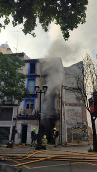 Un incendio en un edificio del Coso Bajo de Zaragoza obliga a desalojar a 12 personas por precaución