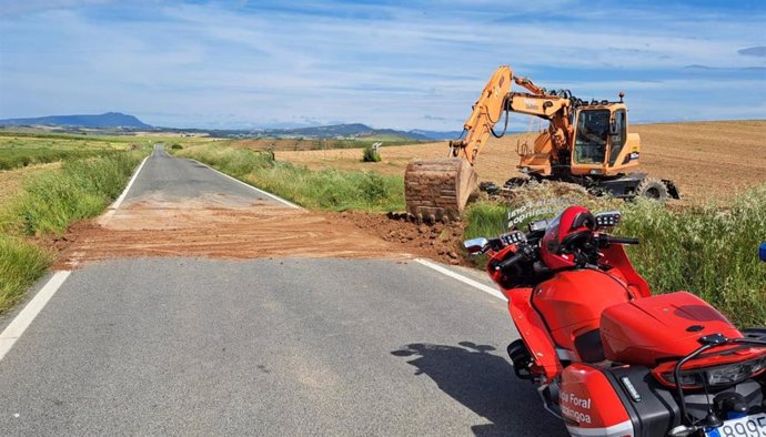 Carretera cubierta de tierra en el intento de sabotaje de la Vuelta Ciclista a Navarra.
