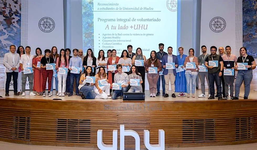 Foto de famila durante la entrega de reconocimientos a los 'Alumi Insigne' de la UHU.