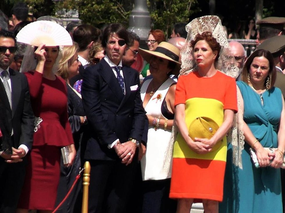 ÁGATHA RUIZA DE LA PRADA JURA LA BANDERA EN SEVILLA