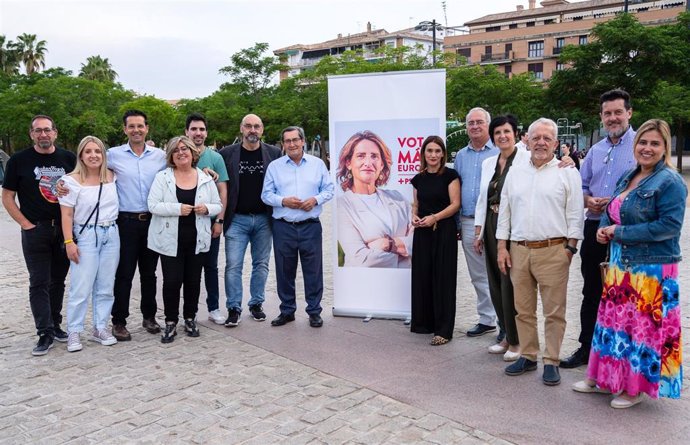Imagen de este domingo de diferentes dirigentes socialistas granadinos junto a un cartel de la cabeza de lista, la vicepresidenta y ministra Teresa Ribera.
