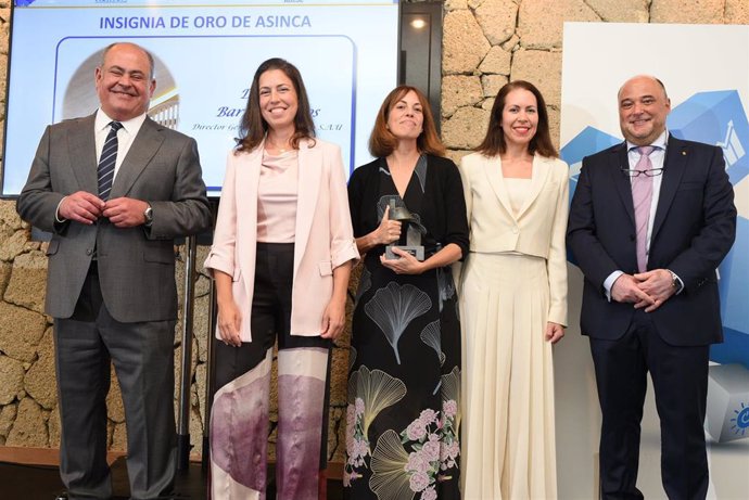 De izquierda a derecha, Jorge Escuder, presidente regional de Asinca; Yurena, Gara y Dácil Barreto, hijas del galardonado, y Virgilio Correa, vicepresidente regional de Asinca