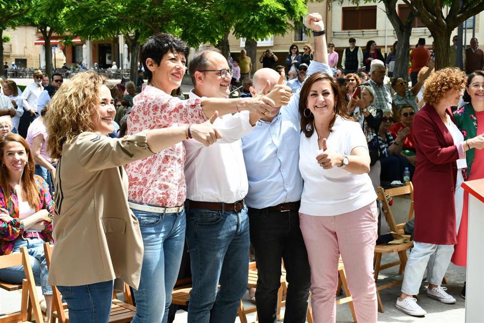 La secretaria general del PSOE, Concha Andreu, del candidato del PSOE al Parlamento Europeo, César Luena, y de la ministra de Inclusión, Seguridad Social y Migraciones, Elma Saiz, en la Fiesta de la rosa que se ha celebrado en Casalarreina