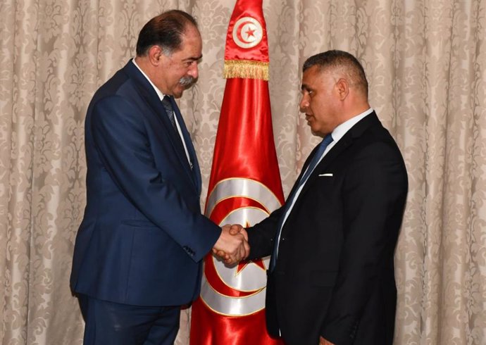 Kamal al Feki (I) cede su cargo al nuevo ministro del Interior tunecino, Jaled al Nouri