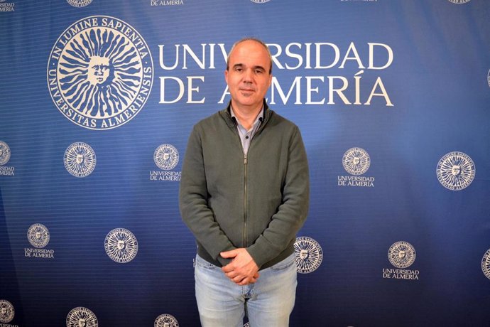 Archivo - El director de banda y orquesta y profesor, Juan José Navarro, en la UAL.