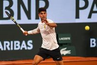 Alcaraz arrasa en su debut en Roland Garros