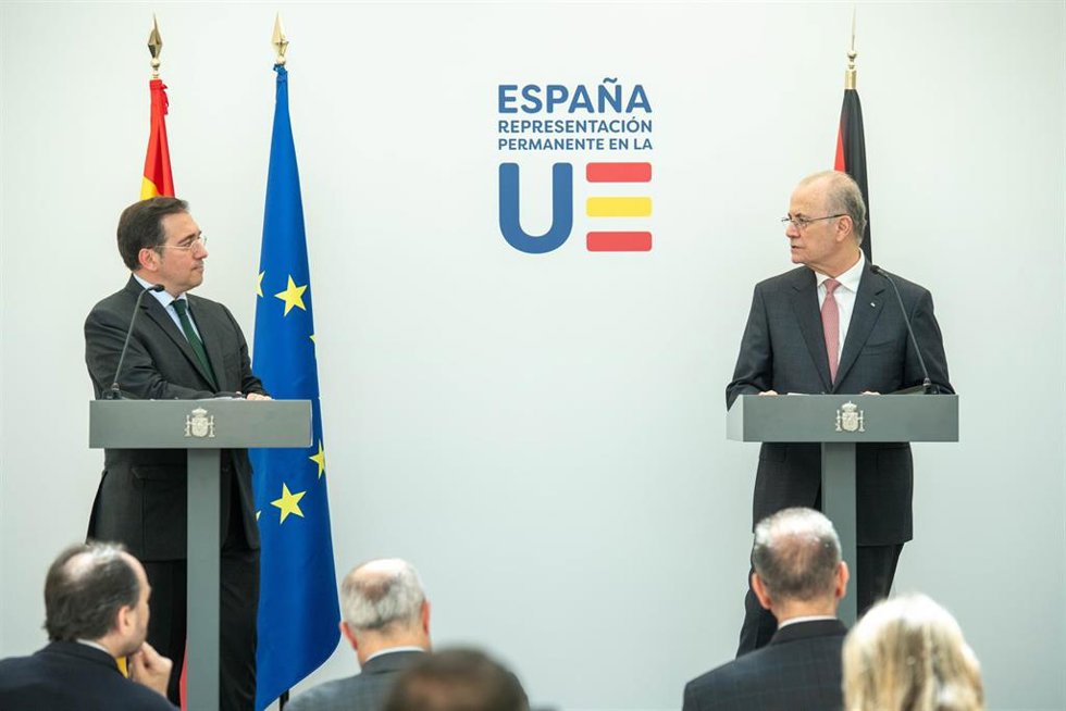 El ministro de Asuntos Exteriores, Unión Europea y Cooperación, José Manuel Albares (i), y el primer ministro palestino y responsable de Exteriores, Mohamed Mustafa (d), ofrecen una rueda de prensa a 26 de mayo de 2024, en Bruselas (Bélgica).
