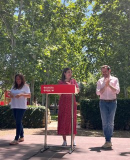 La candidata del PSIB-PSOE al Parlamento Europeo, Alícia Homs, acompañada por el secretario general del PSOE Maó y alcalde de la ciudad, Héctor Pons, y la secretaria general del PSOE Menorca, Susana Mora, en un acto de campaña