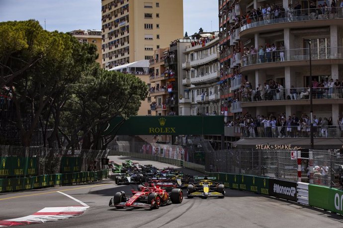 LECLERC Charles (mco), Scuderia Ferrari SF-24, 81 PIASTRI Oscar (aus), McLaren F1 Team MCL38, action, start of the race, depart, during the Formula 1 Grand Prix de Monaco 2024, 8th round of the 2024 Formula One World Championship from May 23 to 26, 2024 o