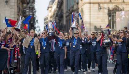 El Barça femení arriba a la plaça Sant Jaume de Barcelona per celebrar la tercera Champions