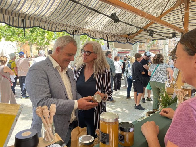 La candidata de Ara Més-Ara Repúbliques a las elecciones europeas, Alice Weber, visita la Fira de Binissalem con el secretario general de MÉS per Mallorca