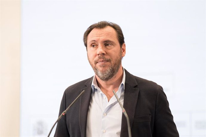 El ministro de Transportes y Movilidad Sostenible, Óscar Puente, comparece ante los medios de comunicación para abordar la situación generada por los graves actos vandálicos sufridos ayer en la red de Rodalies de Cataluña. 