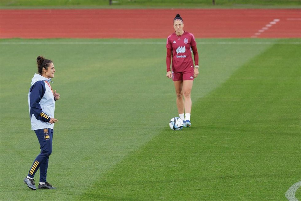 Archivo - Montse Tomé da instrucciones durante un entrenamiento de la selección femenina