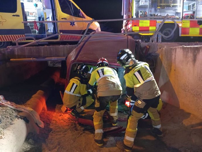 Servicios de emergencia no han podido salvar a los dos ocupantes de una furgoneta que han muerto tras salir el vehículo de la carretera y caer a un cauce, en el Camino de Vera de la pedanía lorquina de Campillo (Murcia)