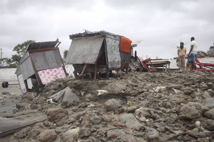 Una tienda dañada tras una serie de lluvias en Kuakata, antes de la llegada a tierra del ciclón 'Remal' a Bangladesh