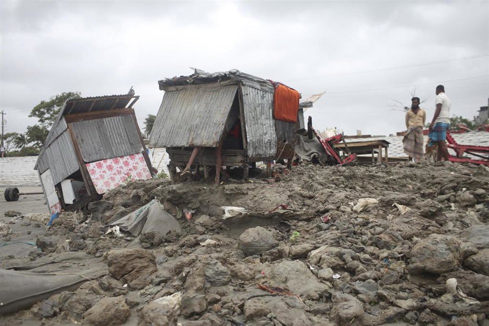 Una tienda dañada tras una serie de lluvias en Kuakata, antes de la llegada a tierra del ciclón 'Remal' a Bangladesh