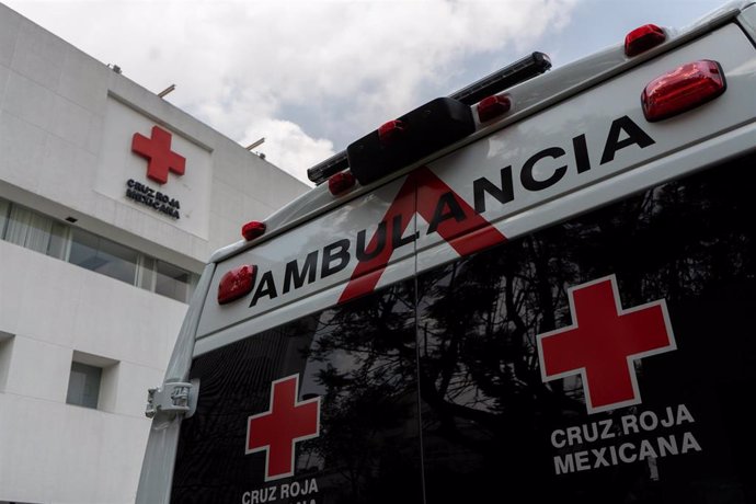 Archivo - AImagen de archivo de una ambulancia en México