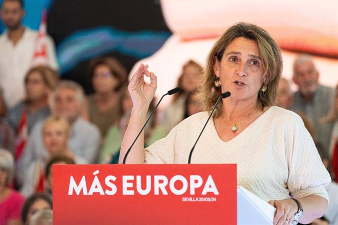 La candidata socialista europea Teresa Ribera, vicepresidenta tercera y ministra para la Transición Ecológica y el Reto Demográfico interviene en el acto, a 25 de mayo de 2024, en Sevilla