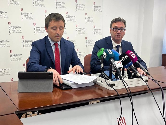 El director general del IbSalut, Javier Ureña, junto al vicepresidente del Govern, Antoni Costa, en la rueda de prensa en el IbSalut el pasado 21 de marzo.