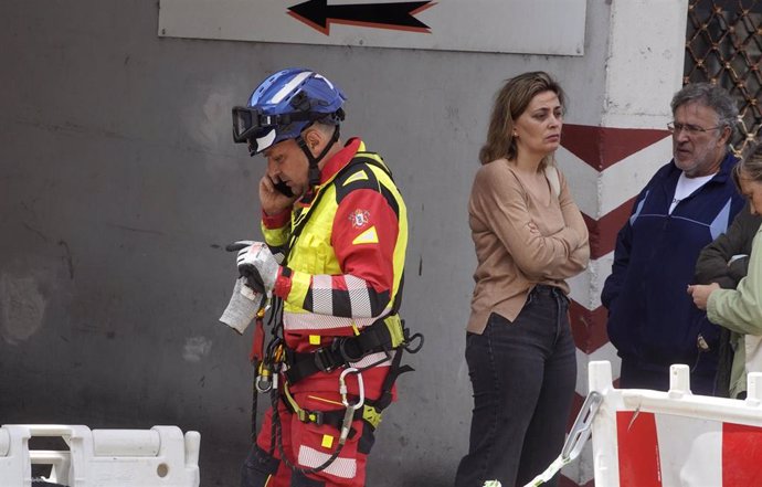 Los concejales Patricia Rodríguez y Javier Pardo, junto a un bombero de Vigo, tras el derrumbe en el que falleció un funcionario del servicio el 24 de mayo de 2024.