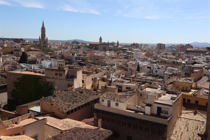 Archivo - Vistas de viviendas desde la Catedral de Mallorca.