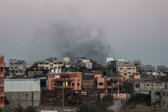 Columna de humo tras un bombardeo del Ejército de Israel contra Rafá, en la frontera entre la Franja de Gaza y Egipto (archivo)