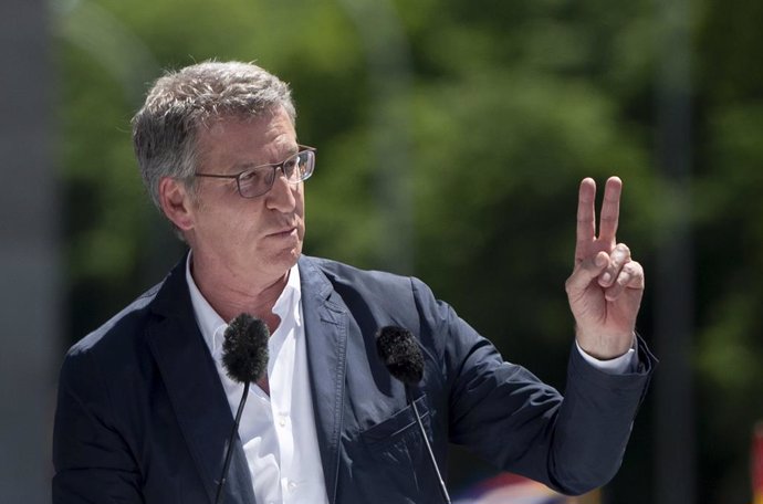 El presidente del Partido Popular, Alberto Núñez Feijóo, interviene durante una manifestación del PP, en la Puerta de Alcalá, a 26 de mayo de 2024, en Madrid (España).  