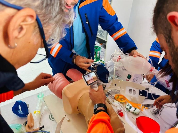 Archivo - Profesionales del Servicio de Urgencias de Atención Primaria (SUAP) del Área Sanitaria Sur, en un curso de perfeccionamiento de la formación, imagen de archivo. 