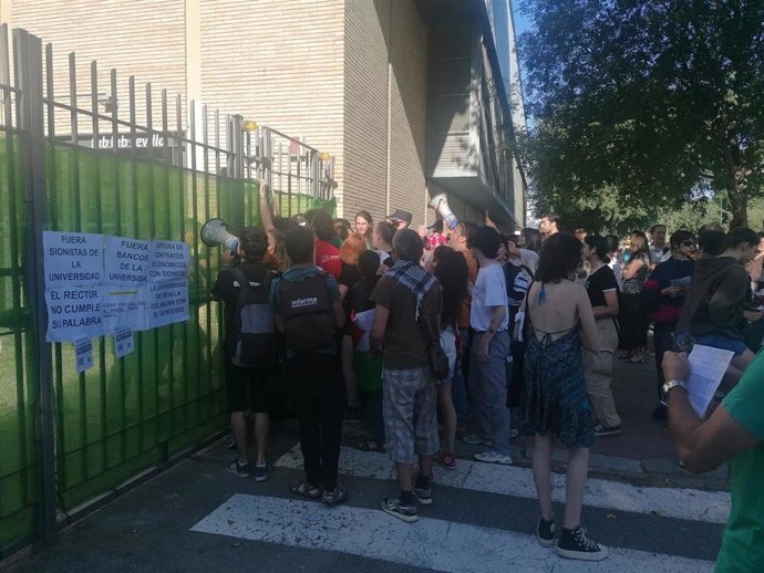 Estudiantes de la US protestan con motivo del claustro de la institución