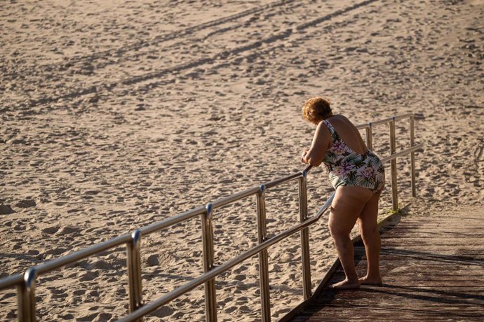 Archivo - Una mujer en la playa de Silgar, a 25 de enero de 2024, en Sanxenxo, Pontevedra, Galicia (España). 